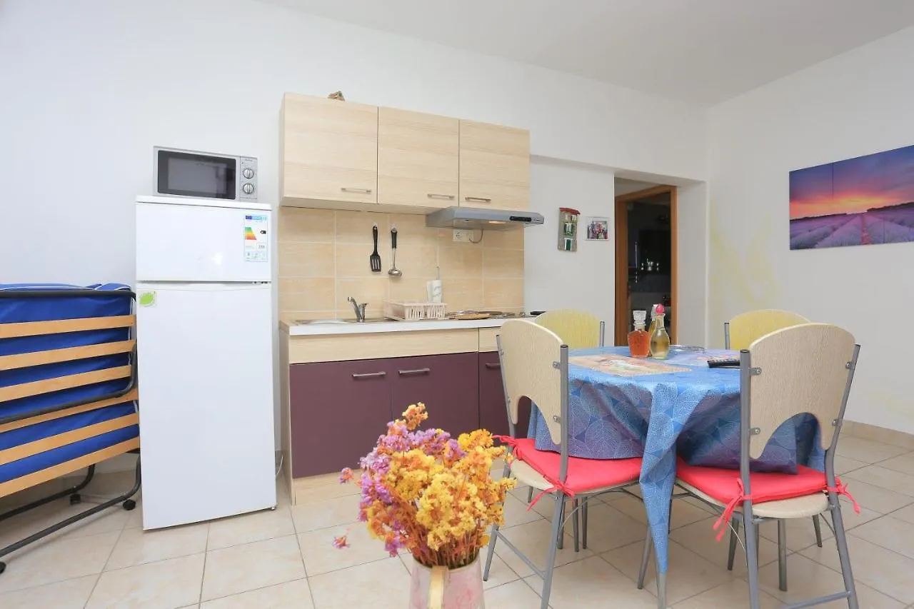 Apartments By The Sea Kastel Kambelovac, Kastela - 20605